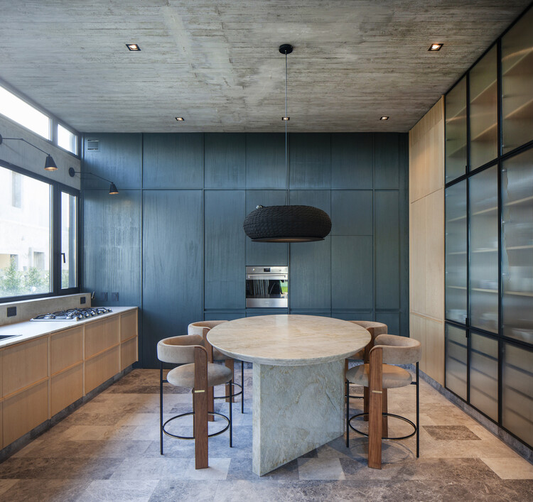 Orbit House / Estudio PK - Фотография интерьера, кухня, стол, стул, окна
