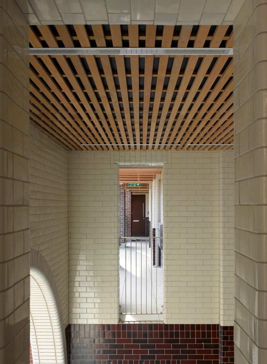 Внутренний переход в рамках реконструкции лондонского поместья от Matthew Lloyd Architects