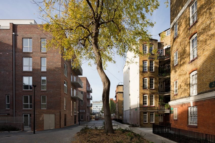 Вид на улицу социального жилого комплекса в Лондоне от Matthew Lloyd Architects