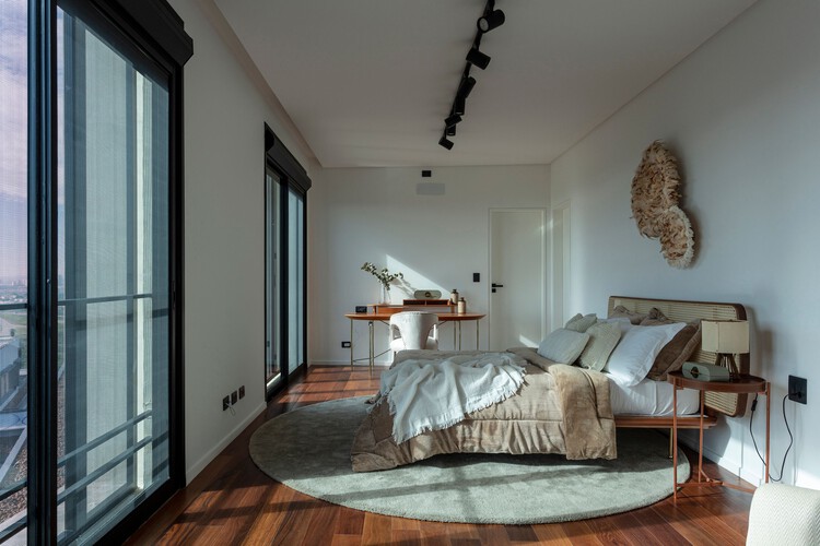 Apuã House / Aoki Arquitetura - Фотография интерьера, спальня, окна, балка, кровать