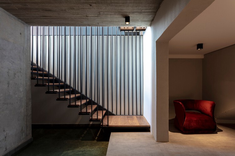 Apuã House / Aoki Arquitetura - Фотография интерьера, лестница, перила