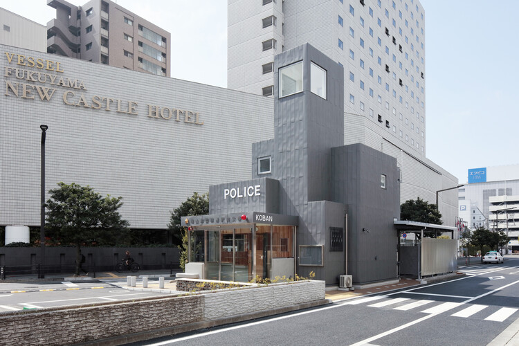 Полицейский участок Фукуяма Хигаси Экимаэ КОБАН / Архитектурная лаборатория Мэгуро — фотография экстерьера, окон, фасада
