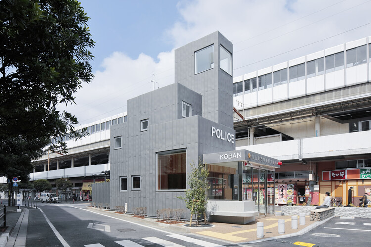 Полицейский участок Фукуяма Хигаси Экимаэ КОБАН / Архитектурная лаборатория Мэгуро — фотография экстерьера, окон, фасада