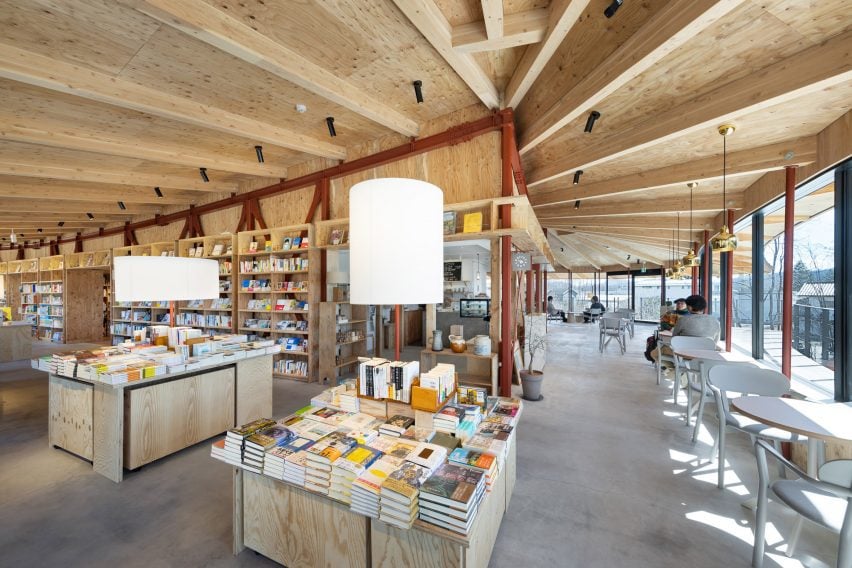 Деревянный интерьер книжного магазина от Klein Dytham Architecture.