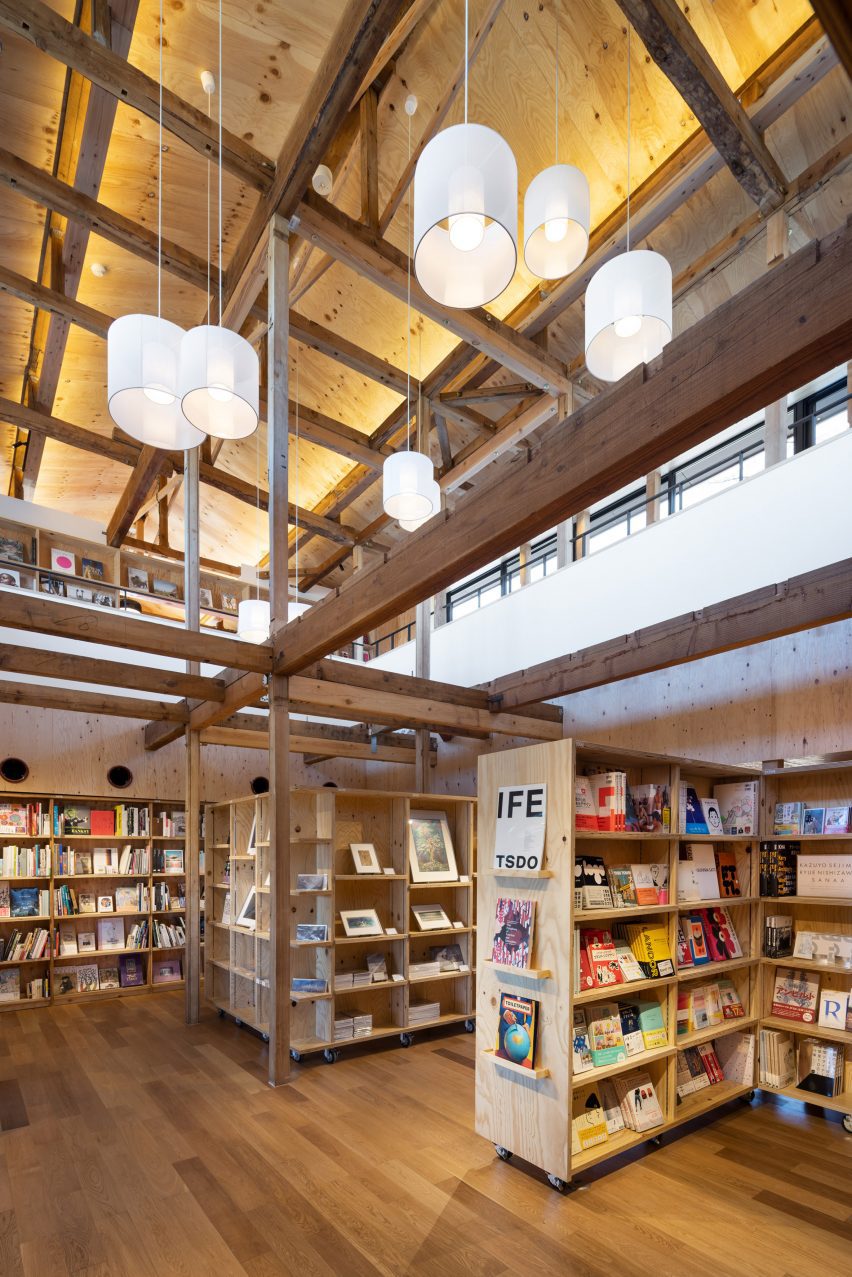 Вид на книжный магазин двойной высоты внутри книжного магазина от Klein Dytham Architecture.