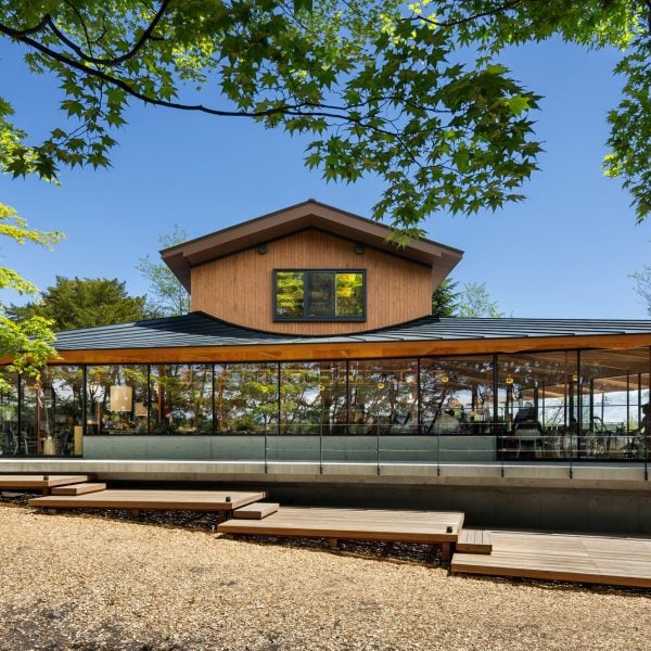 Klein Dytham Architecture покрыла книжный магазин «плавной» стальной крышей
