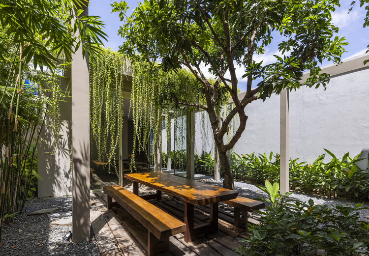 Офис для деревьев / Pham Huu Son Architects — фотография экстерьера, стол