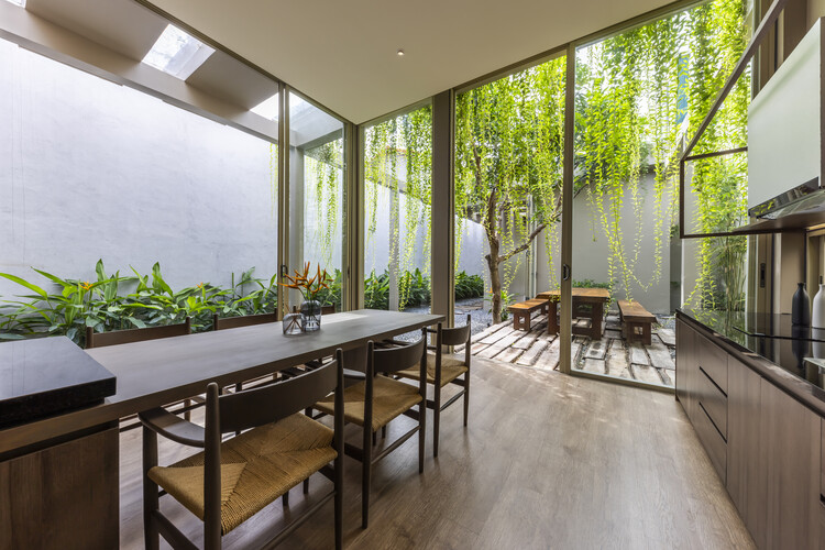 Офис для деревьев / Pham Huu Son Architects - Фотография интерьера, столовая, стол, окна