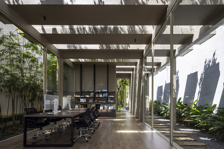 Офис для деревьев / Pham Huu Son Architects - Фотография интерьера, стол, балка