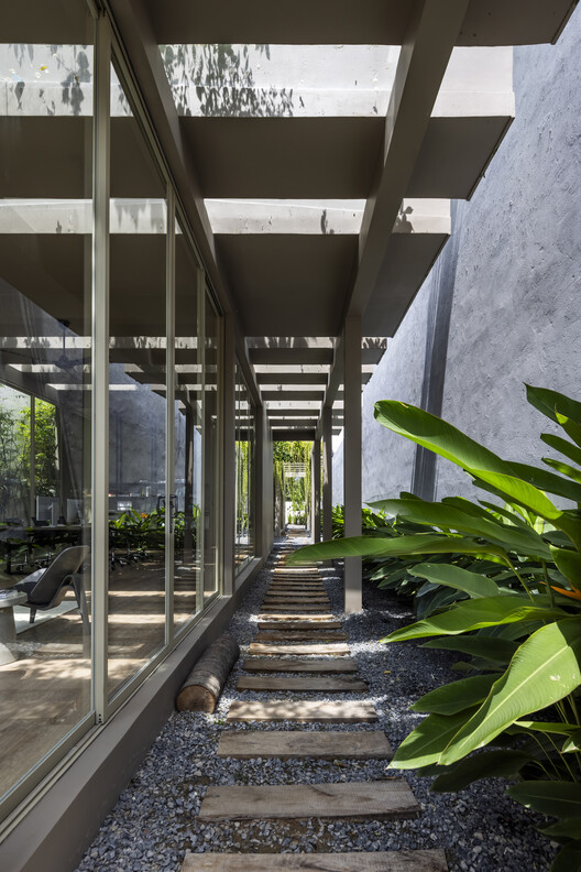 Офис для деревьев / Pham Huu Son Architects - Фотография интерьера, лестница, балка