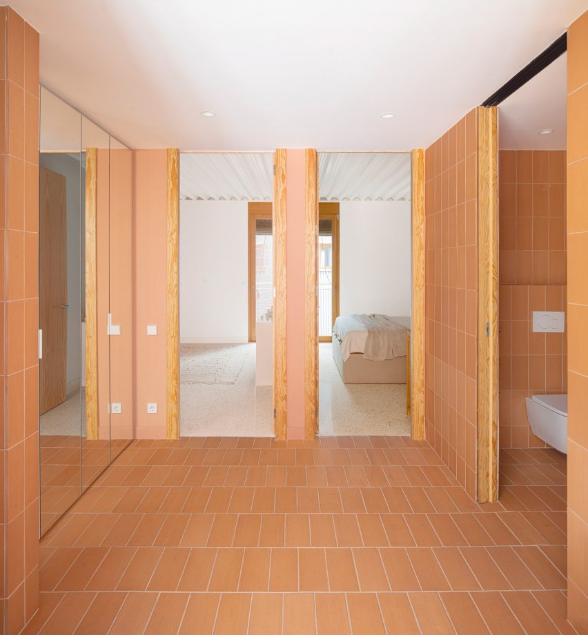 Интерьер ванной комнаты в жилом доме Чуррука в Испании
