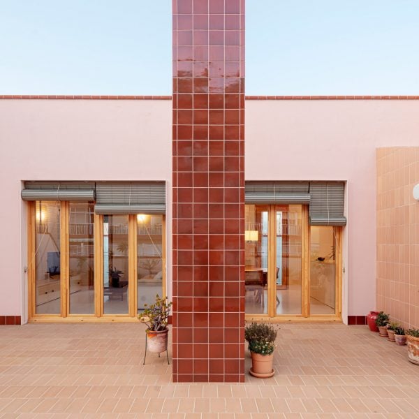 Be Studio украшает испанский многоквартирный дом зелеными жалюзи