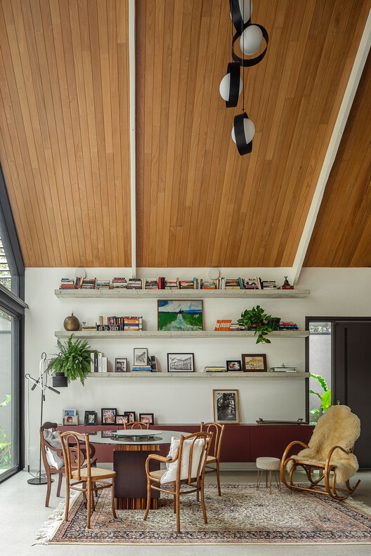 Дом Джудиче / ARKITITO Arquitetura - Фотография интерьера, стол, стул, балка