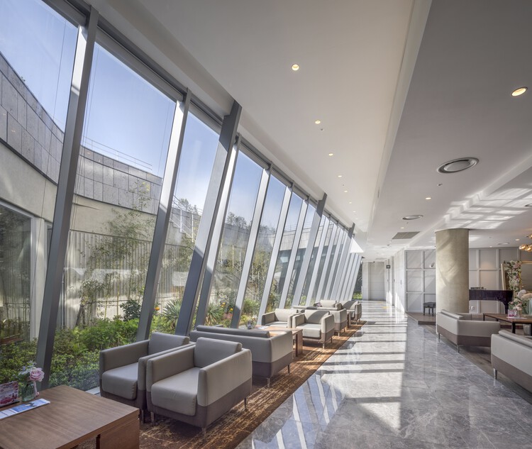 The Cliff Hotel Jeju / Soltozibin Architects — Фотография интерьера, гостиная, окна