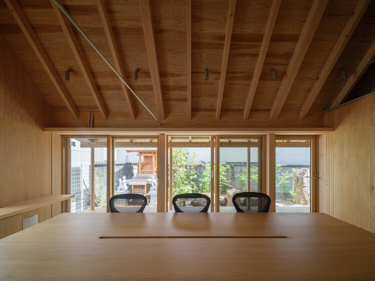 КАНАМЭ НО МОРИ: Коммерческое здание Keystone Forest / Nori Architects + Takada Landscape Design Co. — Фотография интерьера, окна, стол, балка