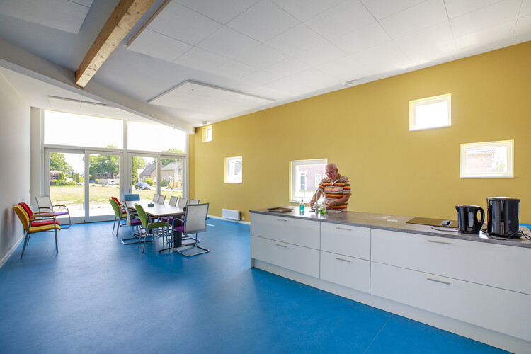 Двор Elzenhof Veenoord для пожилых людей / Specht Architects & Planners - Фотография интерьера, кухня, стул, стол, окна