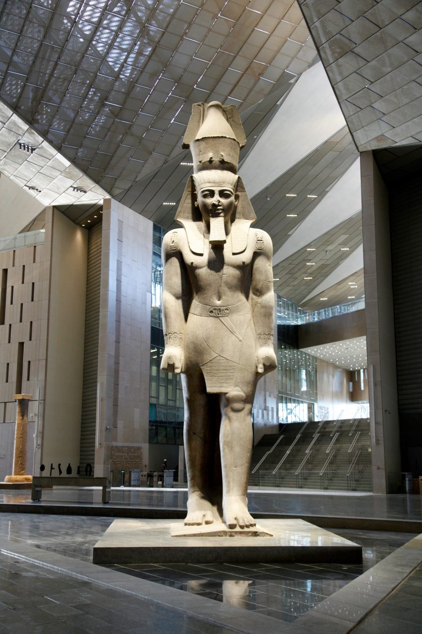 Скульптура египетского фараона Рамсеса II в Большом египетском музее в Гизе