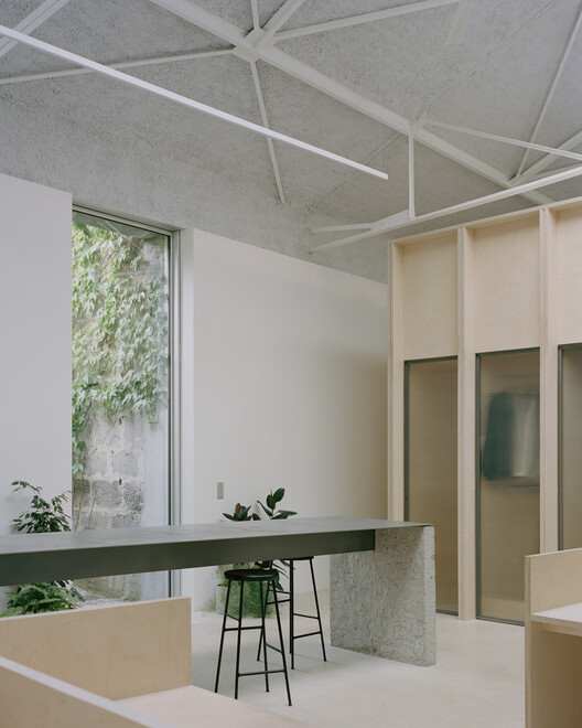 L'Atelier / A6A - Фотография интерьера, стол, стул, окна