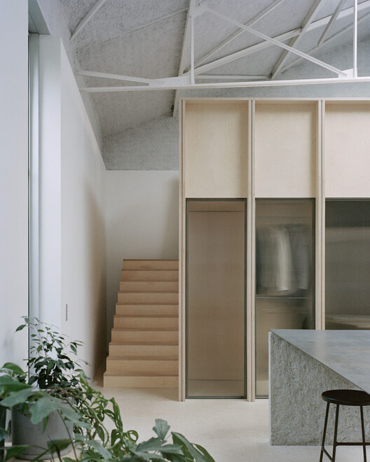 L'Atelier / A6A - Фотография интерьера, лестница, стол
