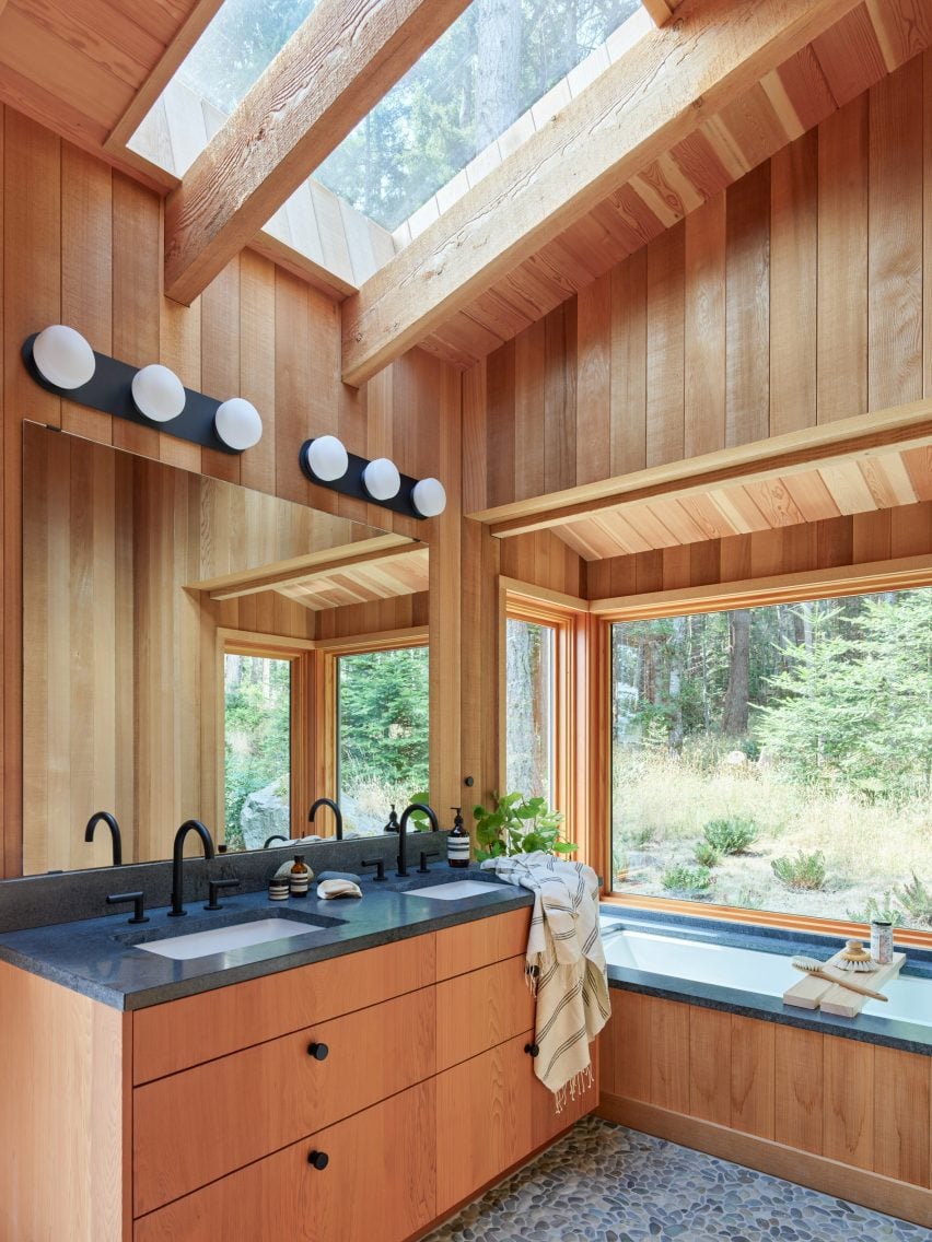 Деревянный обшитый домик с большими окнами.