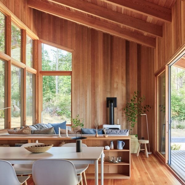 Laura Killam Architecture возглавила прибрежный домик с наклонной крышей в Канаде