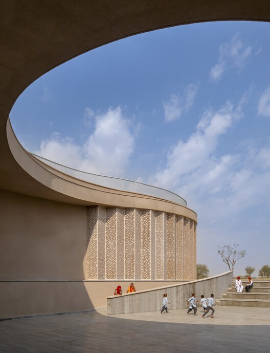 Общественный центр деревни Ноха / Sanjay Puri Architects — фотография экстерьера, арка