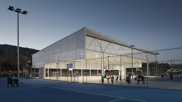 Спортивный комплекс в Пальехе / JPAM Architects + Masala Consultors - Экстерьерная фотография, фасад, окна