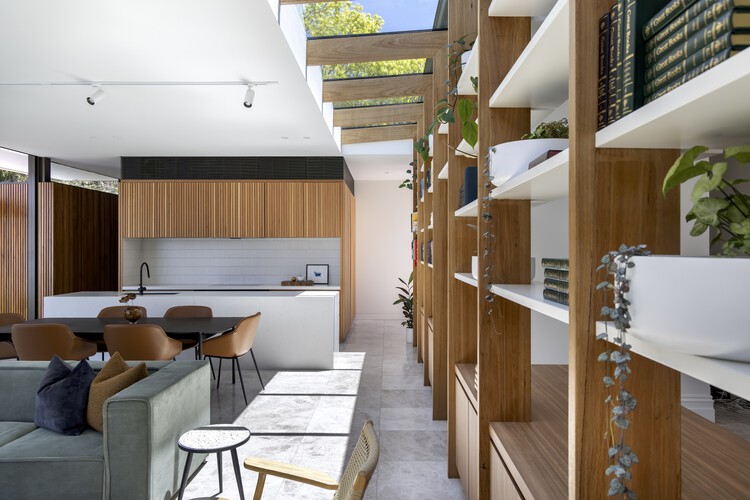 Дом на грушевом дереве / теплица — фотография интерьера, кухня, стол, стеллажи