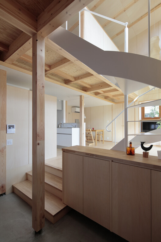 Дом Танабата / Архитектурная лаборатория Мэгуро - Фотография интерьера, кухня, столешница, балка