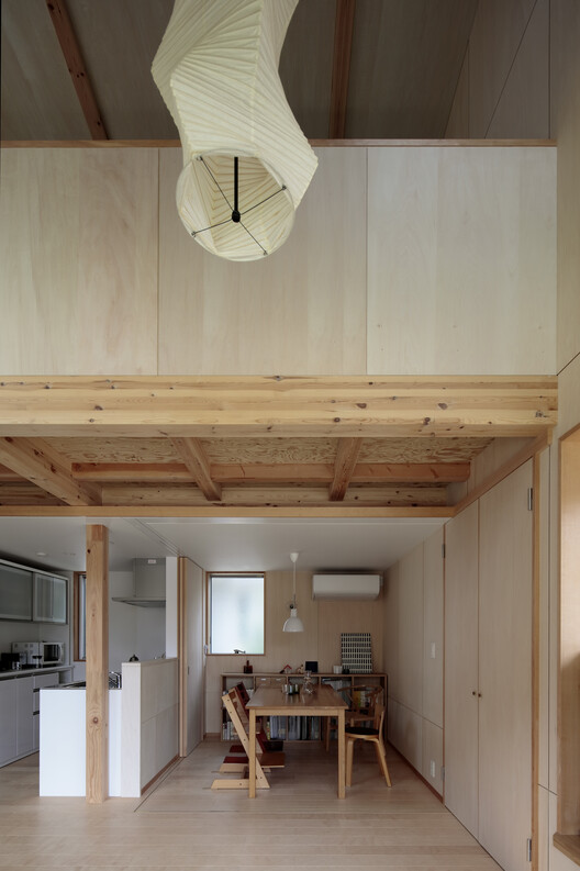 Дом Танабата / Архитектурная лаборатория Мэгуро - Фотография интерьера, кухня, дерево, балка