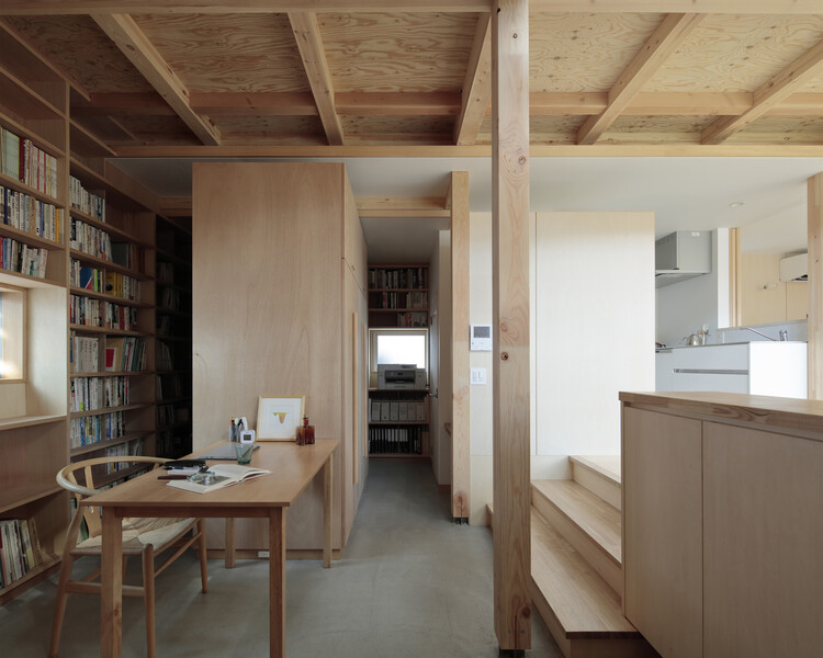 Дом Танабата / Архитектурная лаборатория Мэгуро - Фотография интерьера, кухня, стол, стеллажи, балка, стул