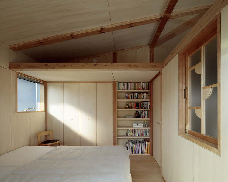 Дом Танабата / Архитектурная лаборатория Мэгуро - Фотография интерьера, спальня, стеллажи, окна, кровать