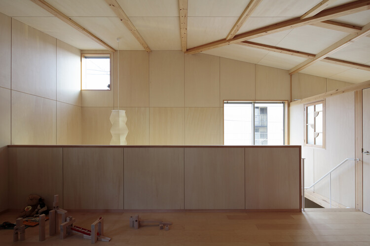 Дом Танабата / Архитектурная лаборатория Мэгуро - Фотография интерьера, кухня, окна, балка