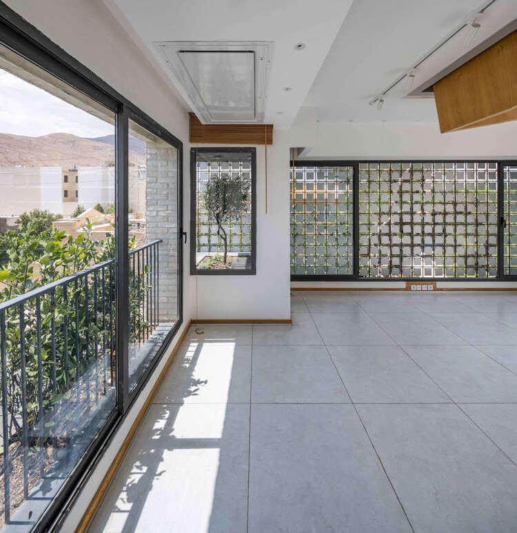 Жилая квартира на подветренной стороне / Ashari Architects — Фотография интерьера, окна