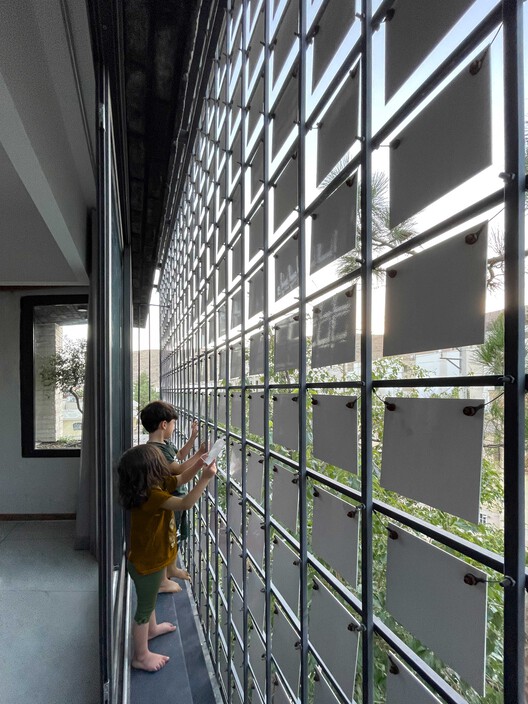 Жилая квартира на подветренной стороне / Ashari Architects — фотография интерьера, сталь