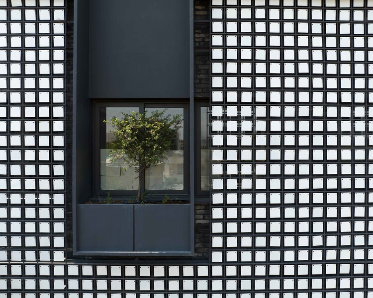 Жилая квартира на подветренной стороне / Ashari Architects — Фотография интерьера, окна