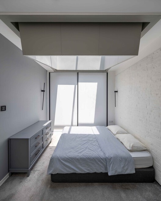 Жилая квартира на подветренной стороне / Ashari Architects — фотография интерьера, спальня, кровать, окна