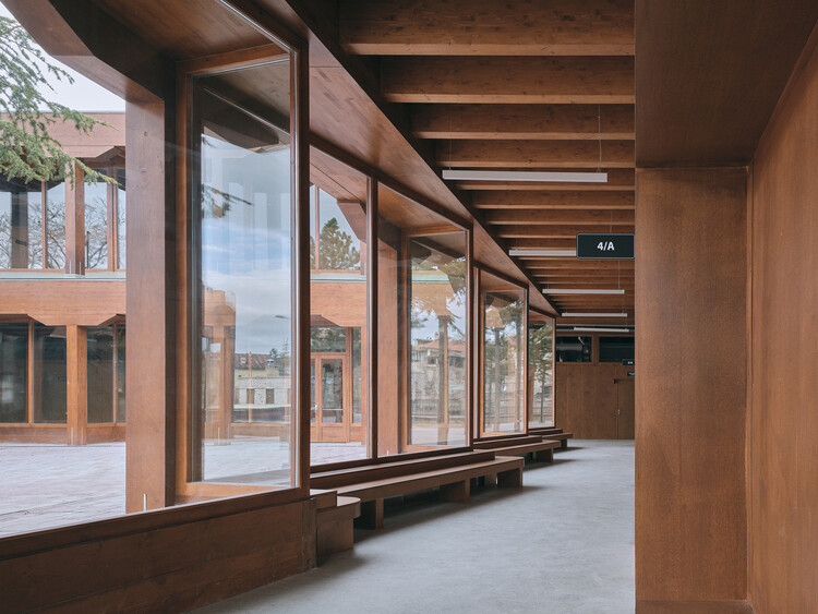 Начальная школа Силле / TEGET - Фотография интерьера, окна, балка, кирпич, фасад