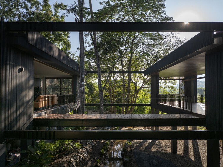 Jomthong Raintree House / Sher Maker - фотография экстерьера, окна, лес, перила