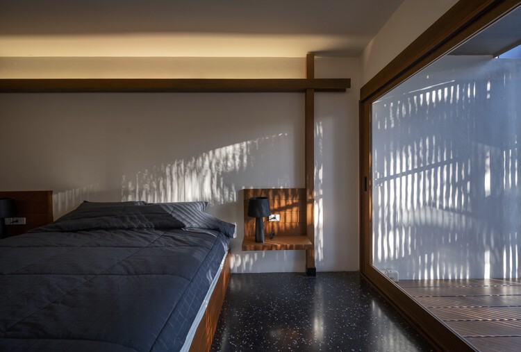 Jomthong Raintree House / Sher Maker — фотография интерьера, спальня, кровать