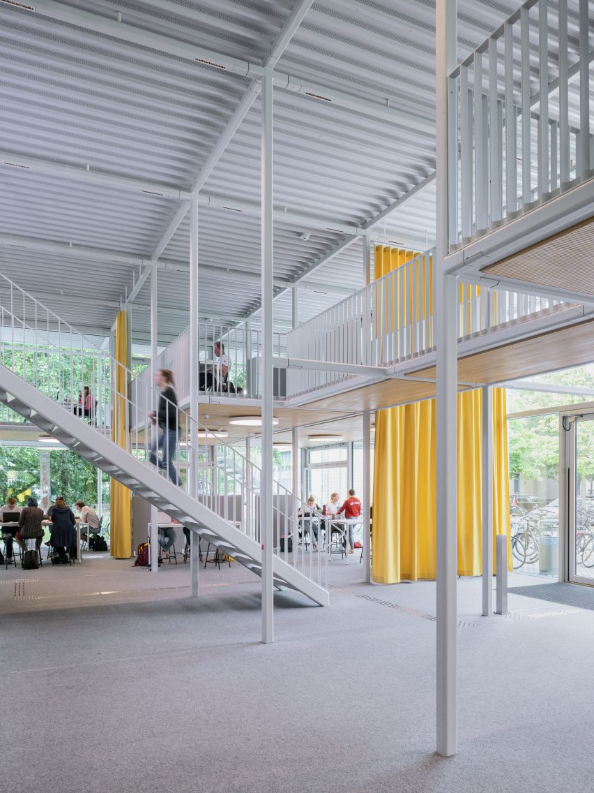 Внутренняя модульная конфигурация учебного павильона в Брауншвейгском техническом университете от Густава Дюзинга и Макса Хаке в Германии.