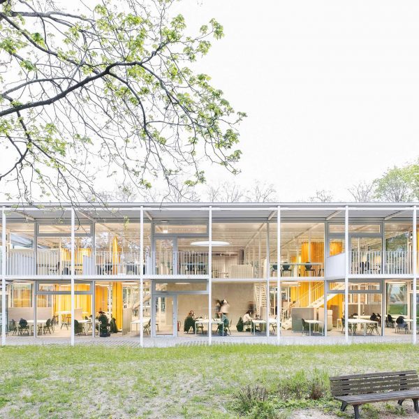 Густав Дюзинг и Макс Хаке спроектировали модульный учебный павильон в Германии