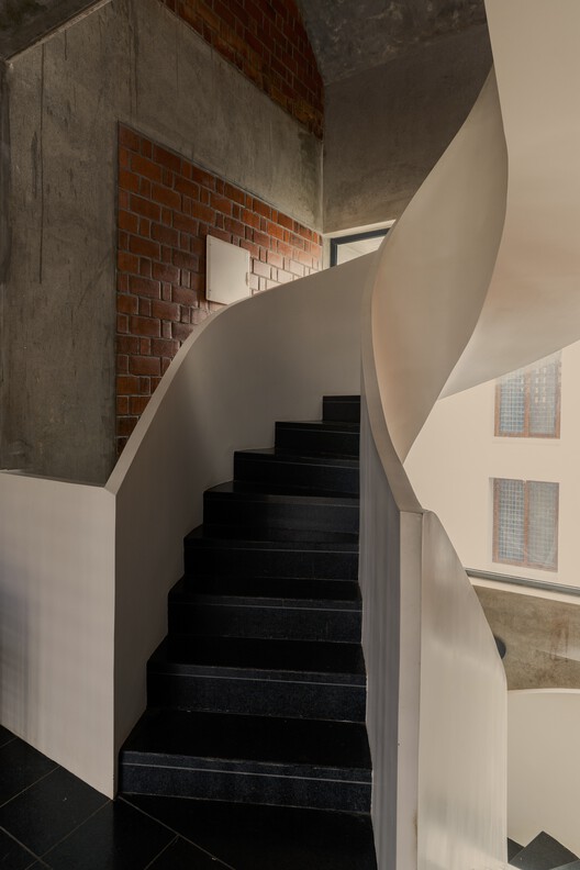 Кирпичный Дом/ShoulderTap - Фотография интерьера, лестница, окна, перила