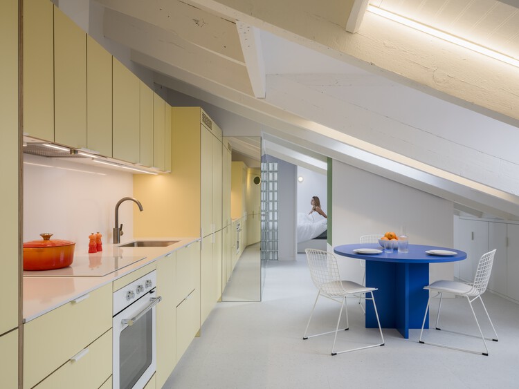 Flix House / gon Architects - Фотография интерьера, кухня, столешница, раковина, стул, стол