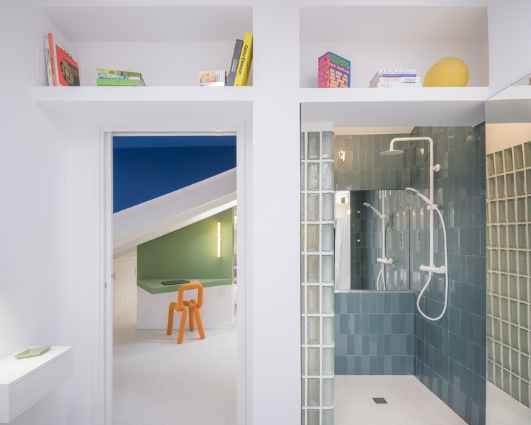 Flix House / gon Architects - Фотография интерьера, ванная комната, душ, стеллажи