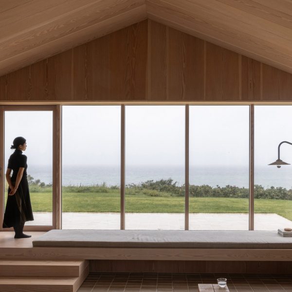 Norm Architects проектирует облицованную кедром беседку на датском побережье