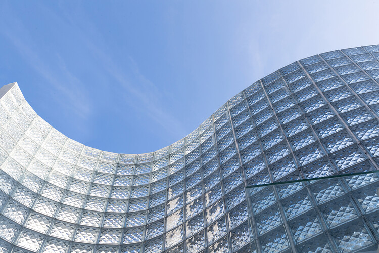 За пределами прозрачности: 5 зданий, подчеркивающих стеклянные кирпичные фасады — изображение 5 из 16