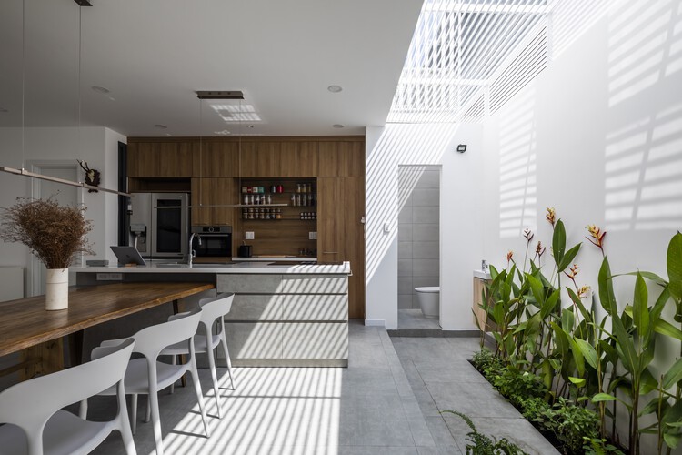 Banh Duc House / Space Design Archgroup - Фотография интерьера, кухня, стол, столешница, стул