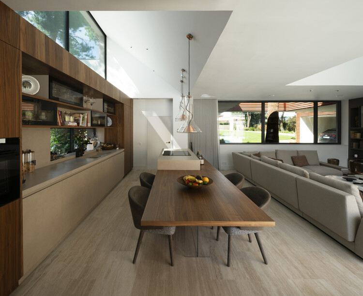 Вилла на архипелаге / AGi Architects - Фотография интерьера, кухня, стол, столешница