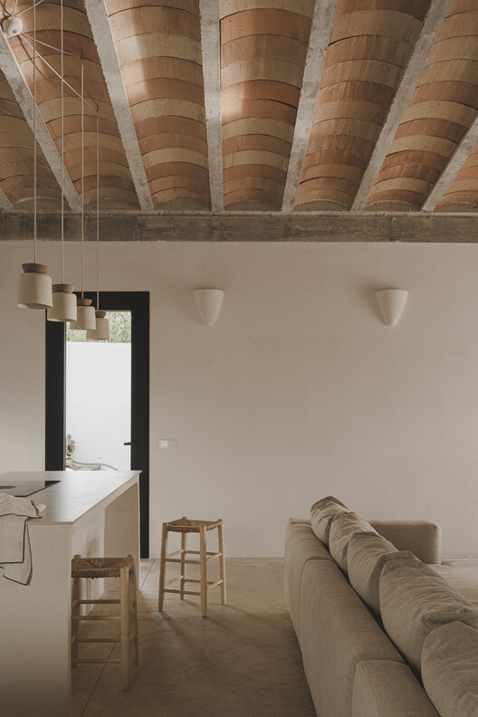 Can Bau / Paloma Bau Studio + Viraje arquitectura - Фотография интерьера, гостиная, дерево, стол, стул, балка